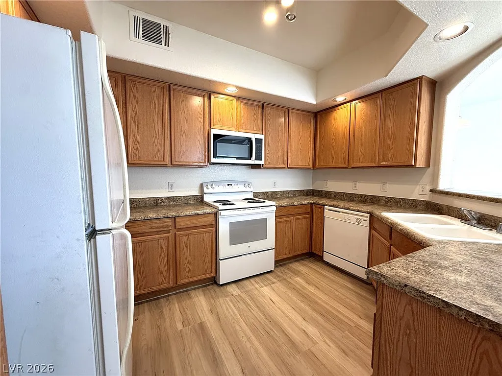 3 bed, 2.0 bath, 1409 sqft, $1,690 — Photo 4