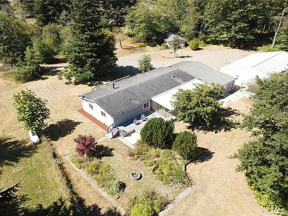 The Main House offers and expansive back deck.  One large section is covered for year 'round outdoor dining and entertainment - the other section is open and ready for the sun worshipers!