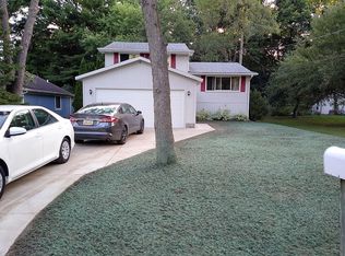360 Hickory Nut Dr, Waterford, MI 48327