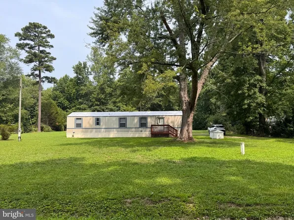 461 Long Point Rd, Hague, VA 22469