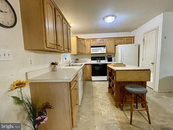 5th image of 33 Highview Dr