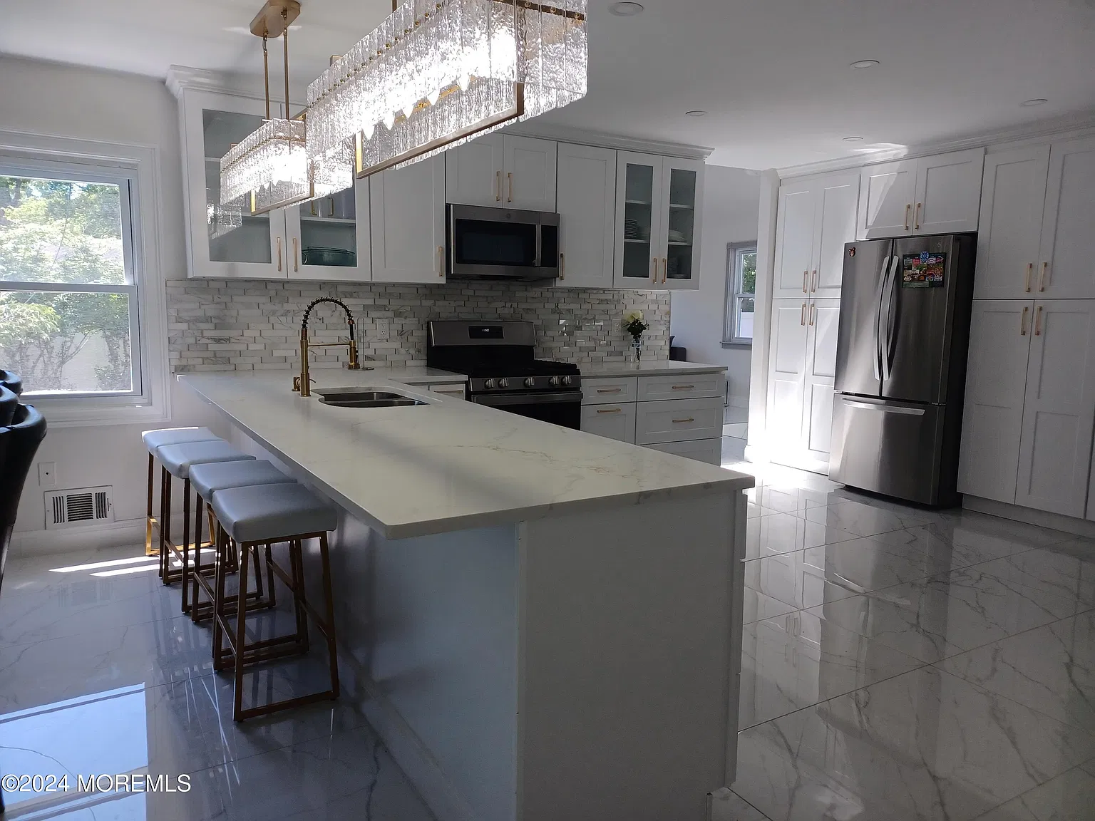 4 bed, 1951 sqft, $2,900 — Photo 2