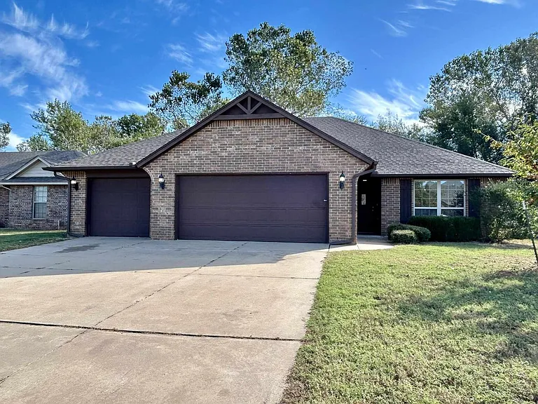 2222 Brook Dr — Photo 2