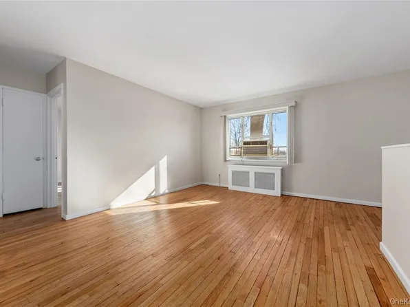 220-06 Stronghurst Avenue image 1 of 11