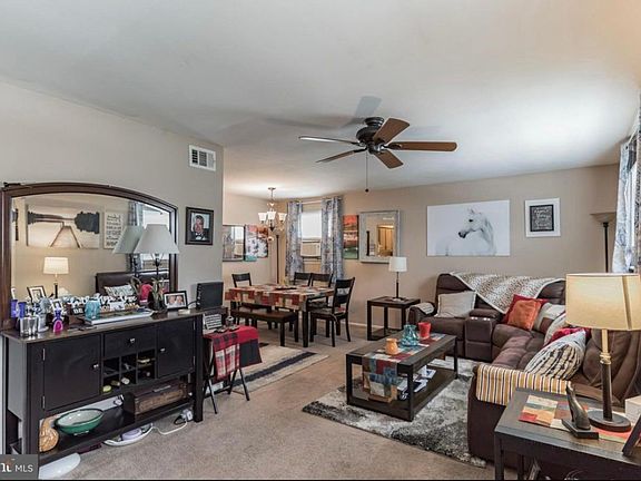 living room/dinning room area