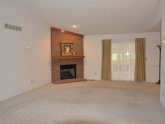 3rd image of 4915 Elizabeth Ct