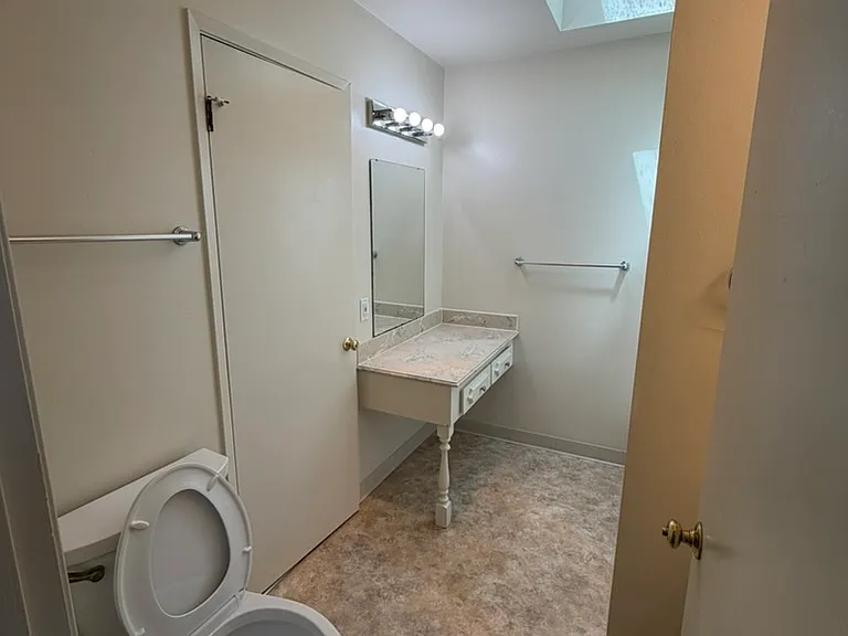 full bath upstair in 2nd floor