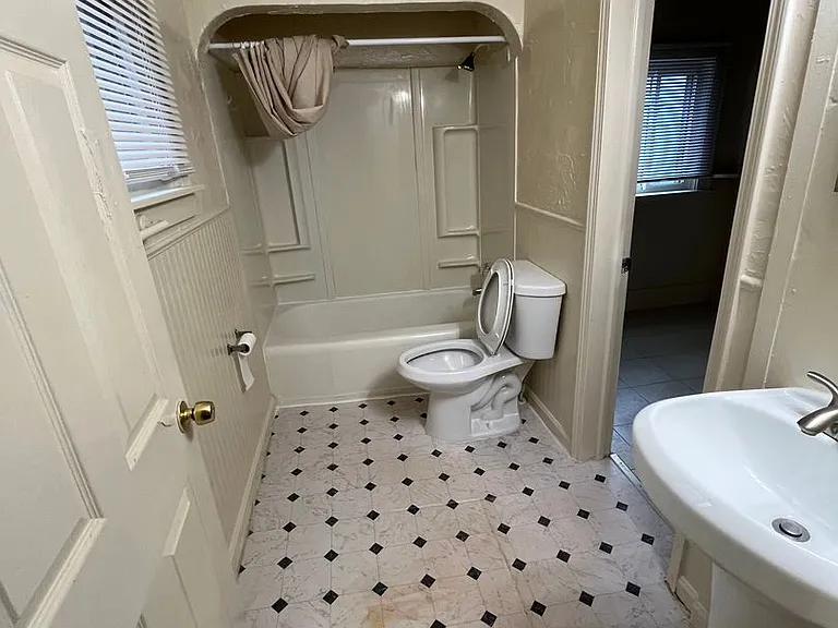 72 E. Mapledale Ave. — Photo 8