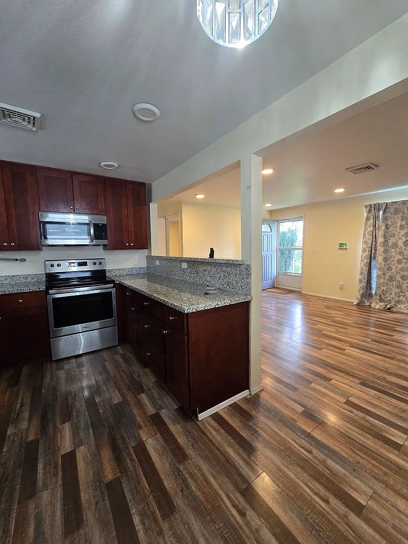 Adorable 2 bedroom — Photo 3