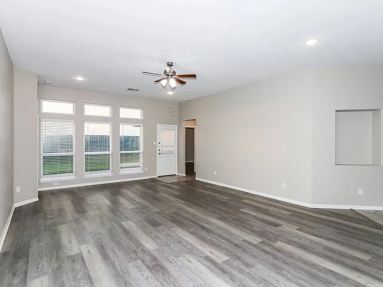 1902 Walnut Green Cir — Photo 3
