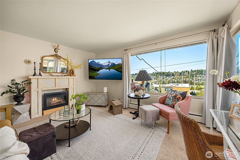 3rd image of 2822 14th Avenue W