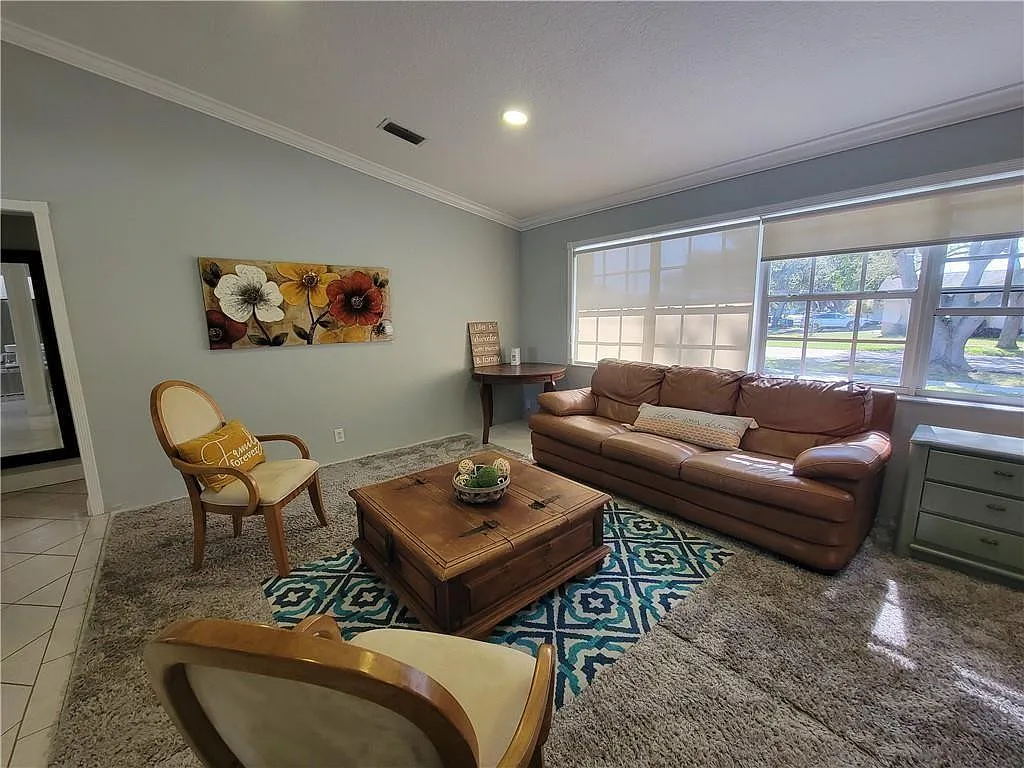 3 bed, 2.0 bath, 1833 sqft, $4,300 — Photo 3
