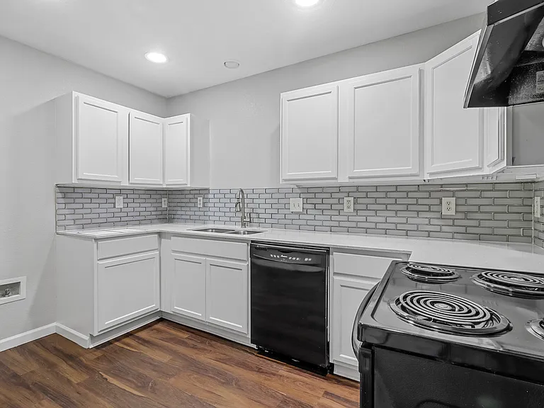 1716 Manor Garden Curv — Photo 3