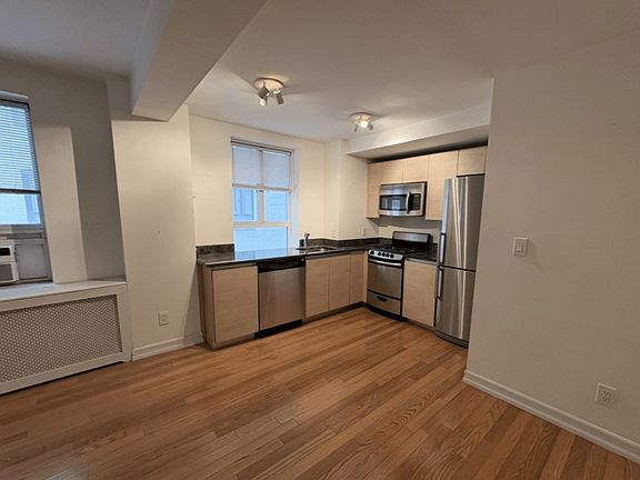 3rd image of 752 W End Ave APT 15J