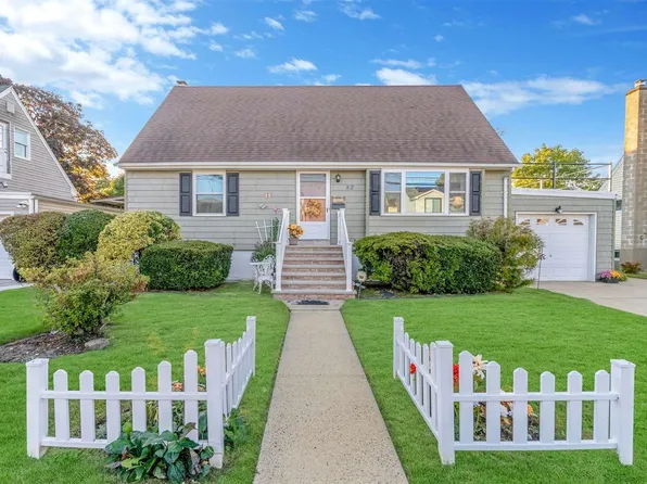 82 Ocean Avenue, Massapequa Park, NY 11762