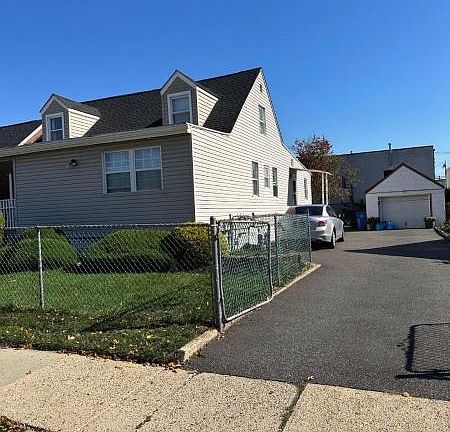 2nd image of 1626 Essex Ave