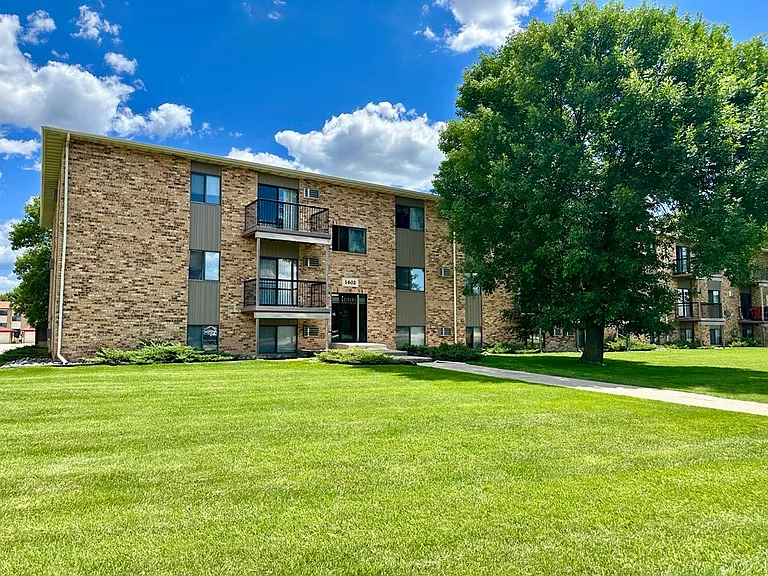 Skaff Apartments - 1602 47th St S Fargo, ND 58103