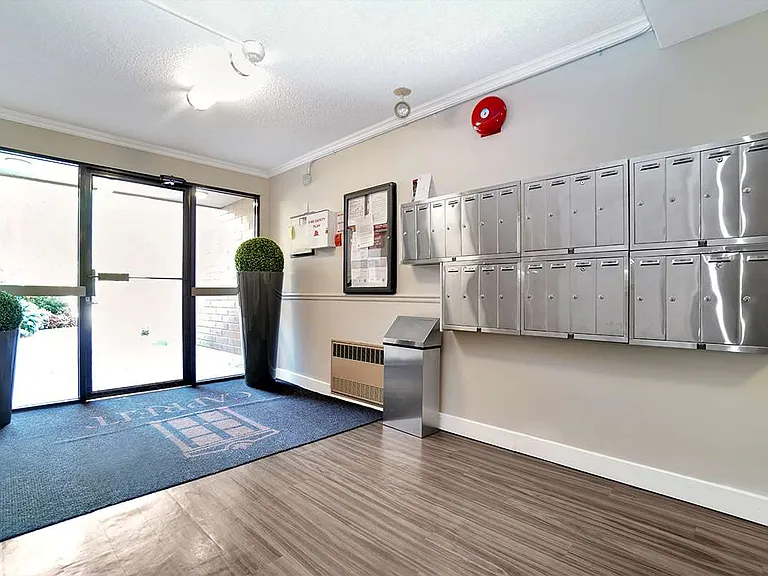 1114 Howie Ave — Photo 4