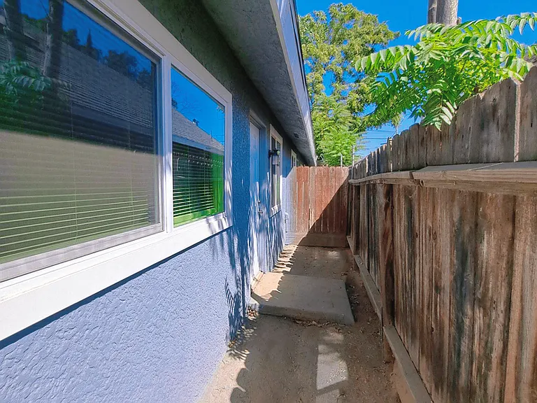 2221 S Poppy — Photo 23