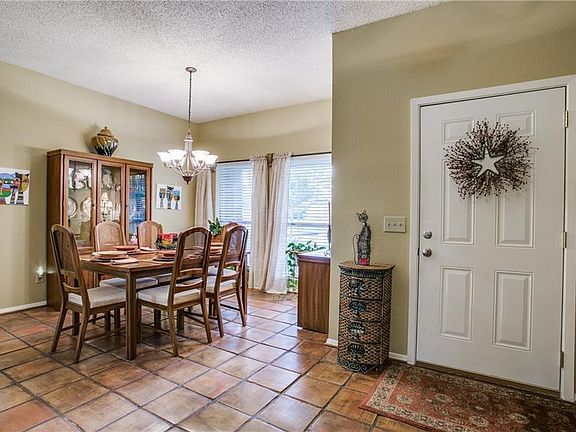 4th image of 2204 Aspen St