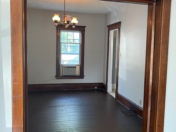 4th image of 206 E 10th St
