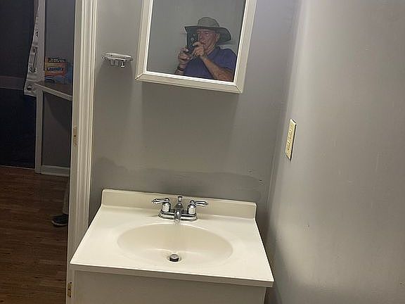 465 Craft St Apt A bath