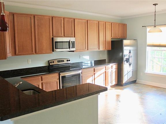 2nd image of 909 Buckhurst Ln