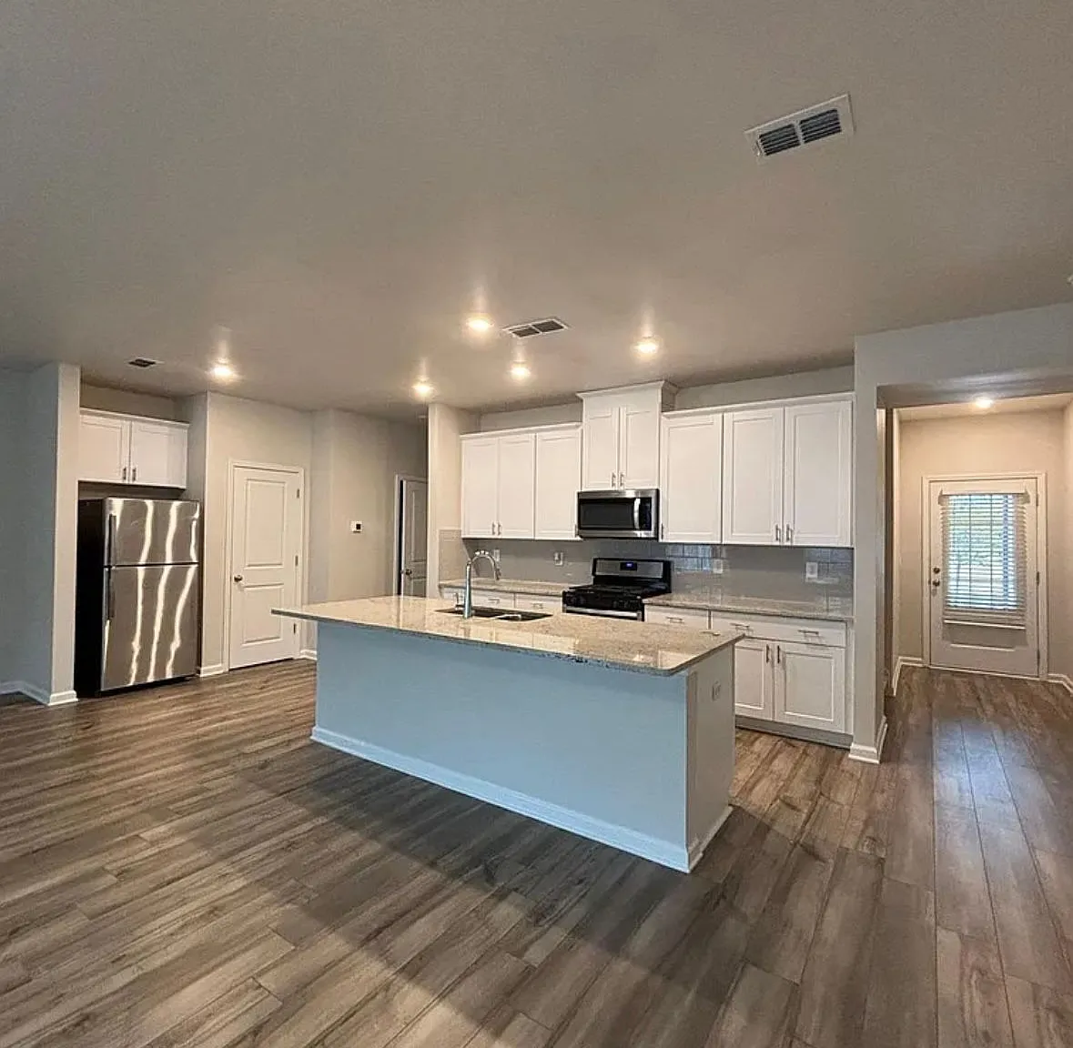 3 bed, 2.5 bath, 2042 sqft, $2,350 — Photo 3