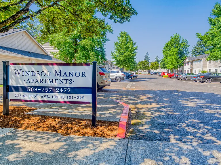 Windsor Manor Apartments — Photo 22