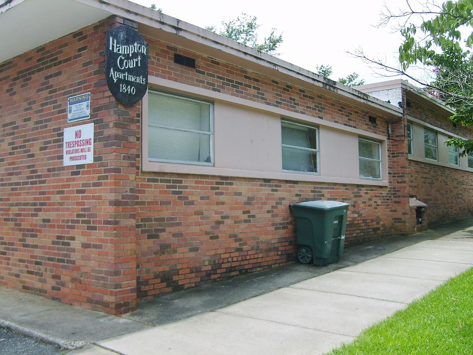 Hampton Court Apts