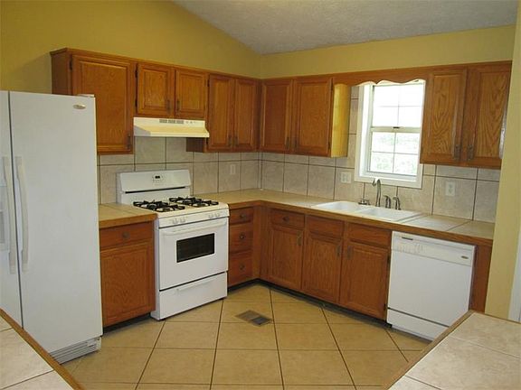 3rd image of 904 River Rock Dr