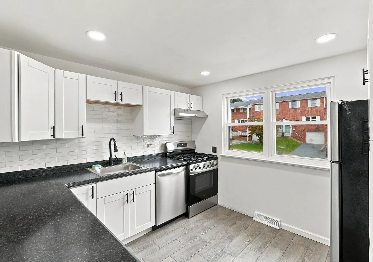 Spacious 3-Bedroom Townhouse with Garage & Finished Basement — Photo 4