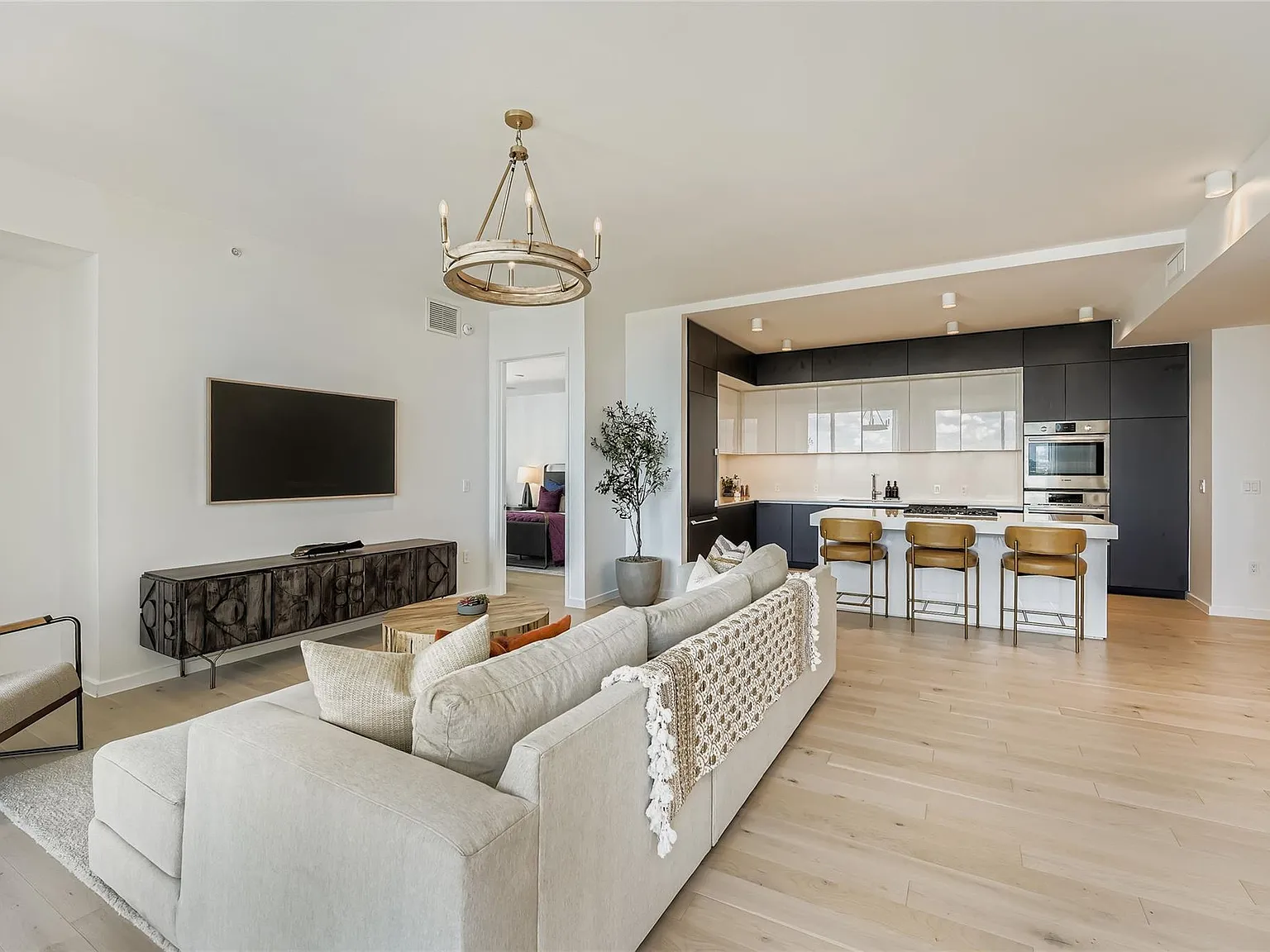 2 bed, 2.0 bath, 1648 sqft, $7,950 — Photo 3