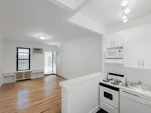 2nd image of 226 E 74th St