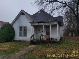 320 E 5th St, Flora, IL 62839