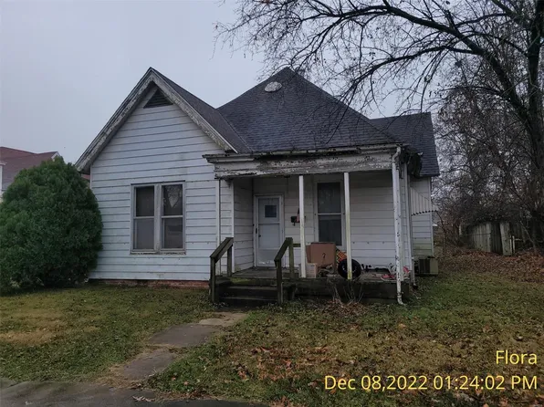 320 E 5th St, Flora, IL 62839