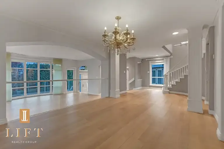 5 bed, 4.5 bath, 4084 sqft, $4,700 — Photo 2