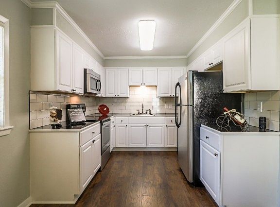 2nd image of 150 Leland St