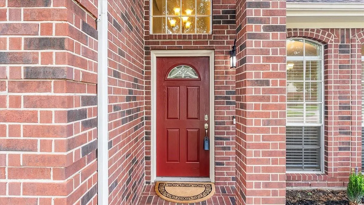 4 bed, 2.5 bath, 2424 sqft, $2,500 — Photo 2