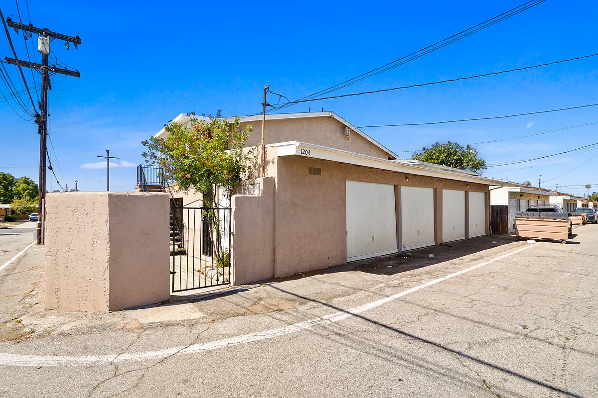 Building Photo - 1204 W J St #4