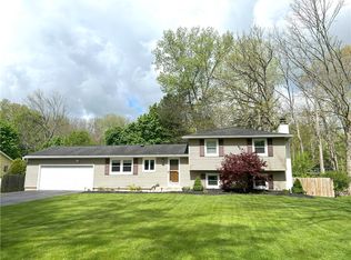 8 Cottonwood Ln, Pittsford, NY 14534