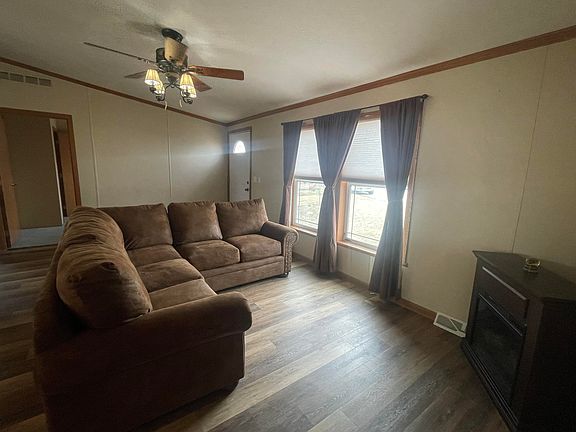 3rd image of 211 Balsam St
