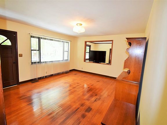 5th image of 923 Hall Dr