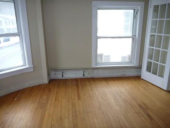 5th image of 32 Church St