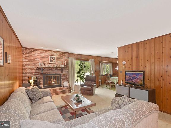 4th image of 9 Schoolhouse Ln