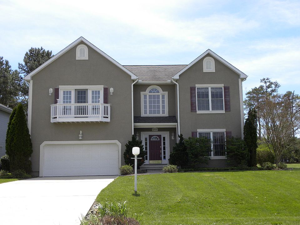 1st image of 410 Canal Way W
