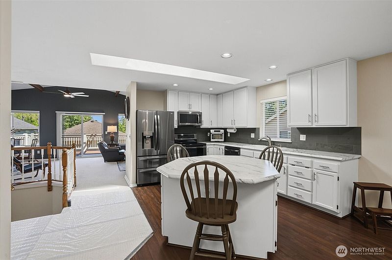 5th image of 18656 4th Avenue NE