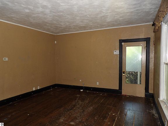 5th image of 325 Walnut St