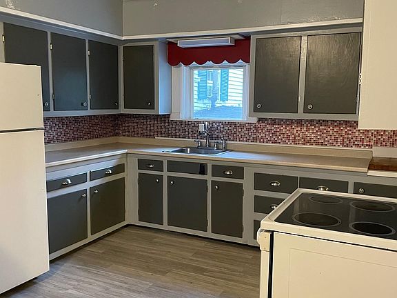 Tons of space in the large eat-in kitchen!