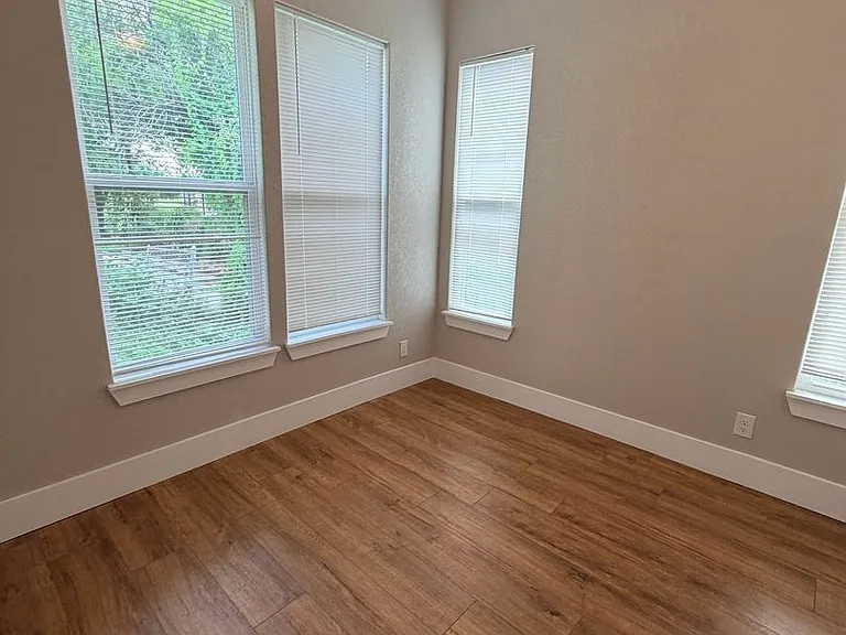 439 Dunning Ave — Photo 8